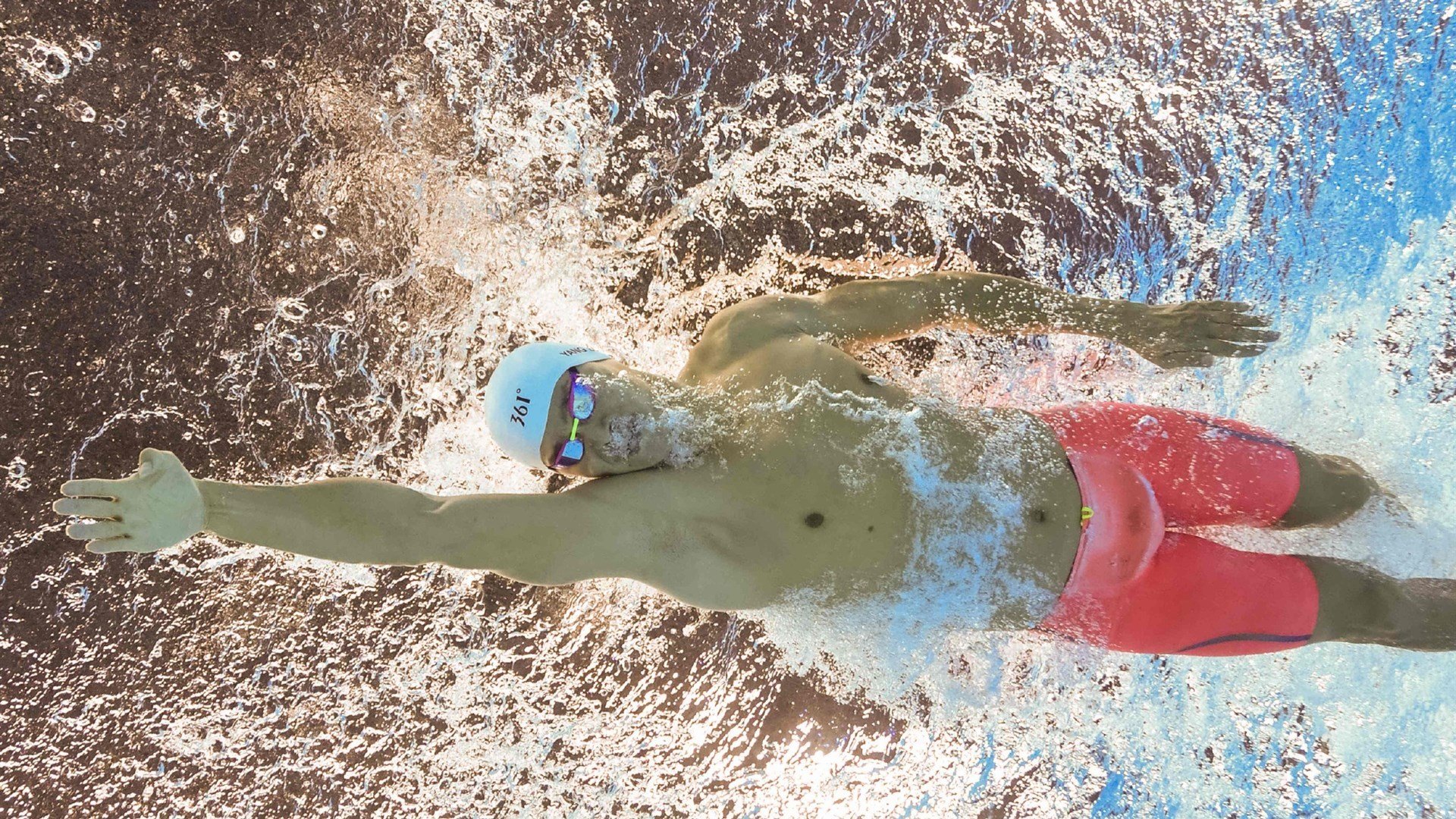 当国王戴上蜂刺，拉文在东决废墟上重建王权