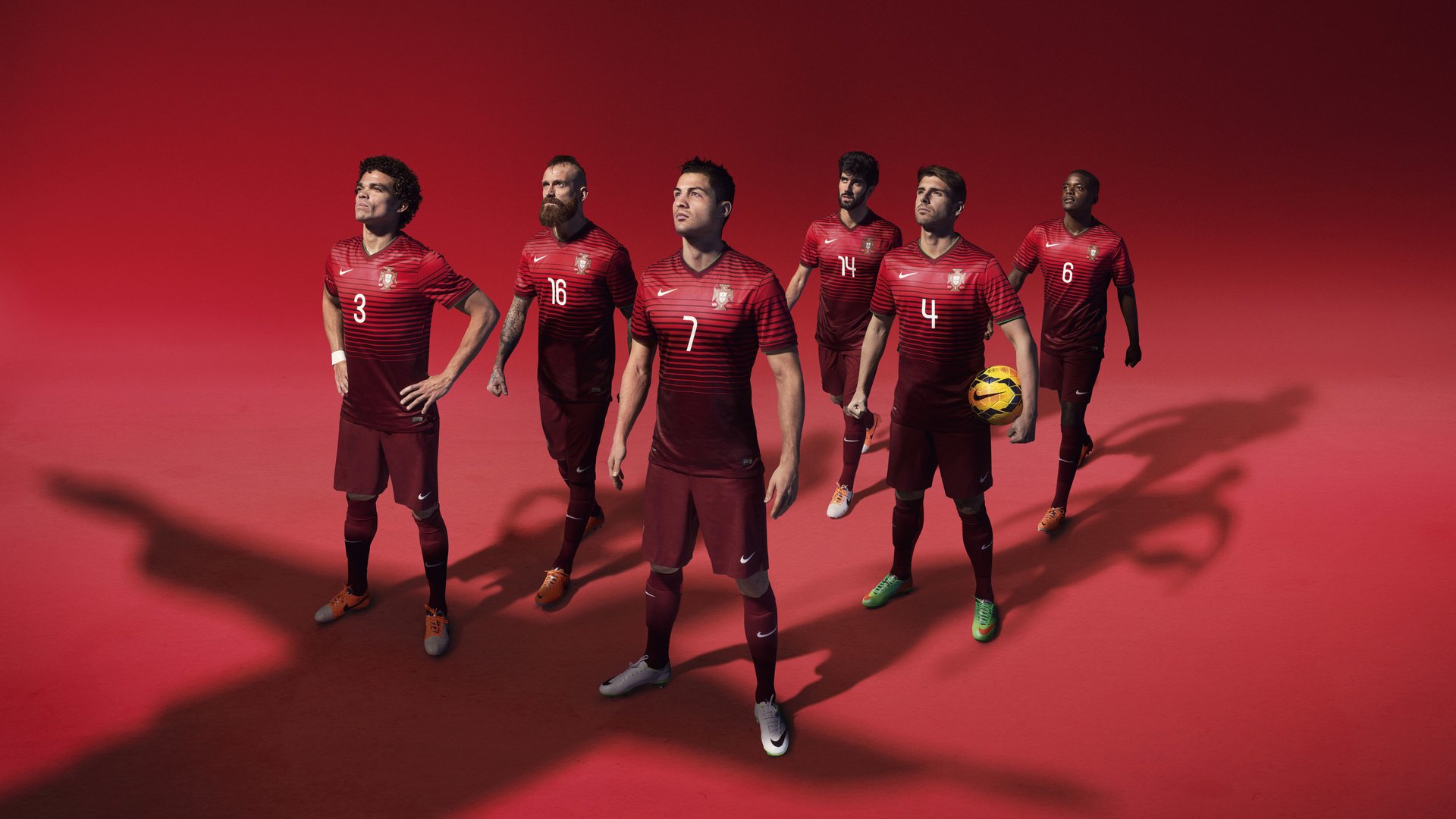 特奥圣火映红安菲尔德，当利物浦遇见加拿大，足球点燃的不只是赛场